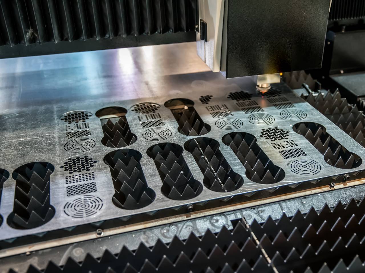  桃園鈑金加工選對五金供應商有效降低生產的時間成本！打造高效率的鈑金加工生產鏈 