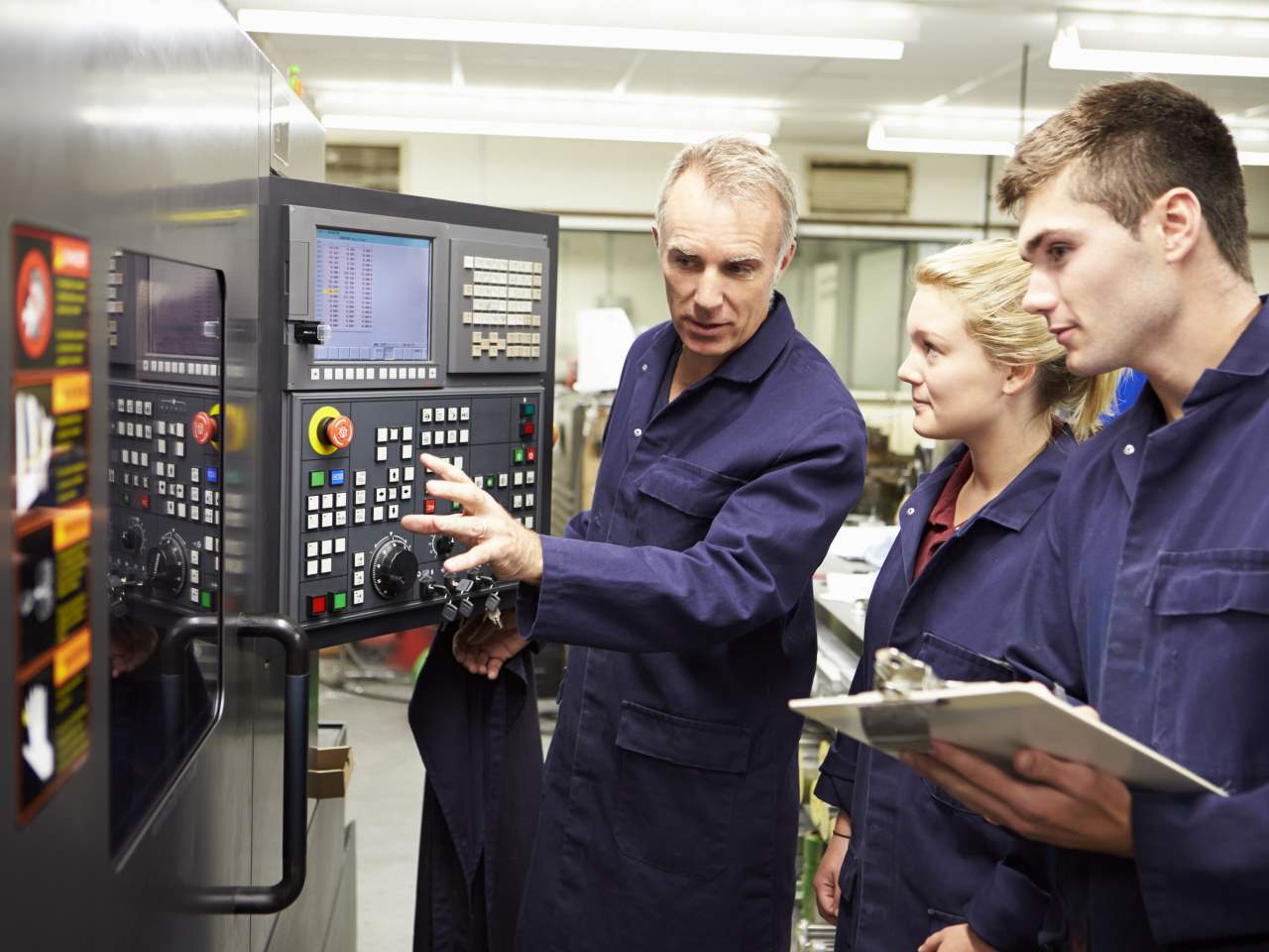 數控銑床（CNC 銑床）透過電腦程式（G-code）精確控制各軸向的運動，使刀具能依照預設路徑精準地切削工件， 幾乎消除了人為操作的誤差。