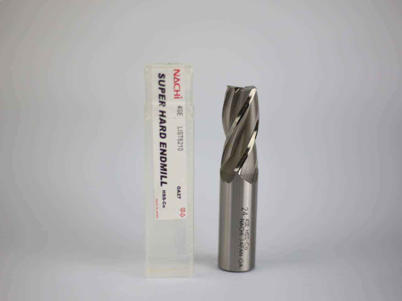 高速鋼（High Speed Steel, HSS）是最常見的銑刀材質之一，其銑刀硬度通常在HRC 62-67之間。這種材質之所以被廣泛使用，是因為它在硬度、韌性與成本之間取得了良好的平衡。