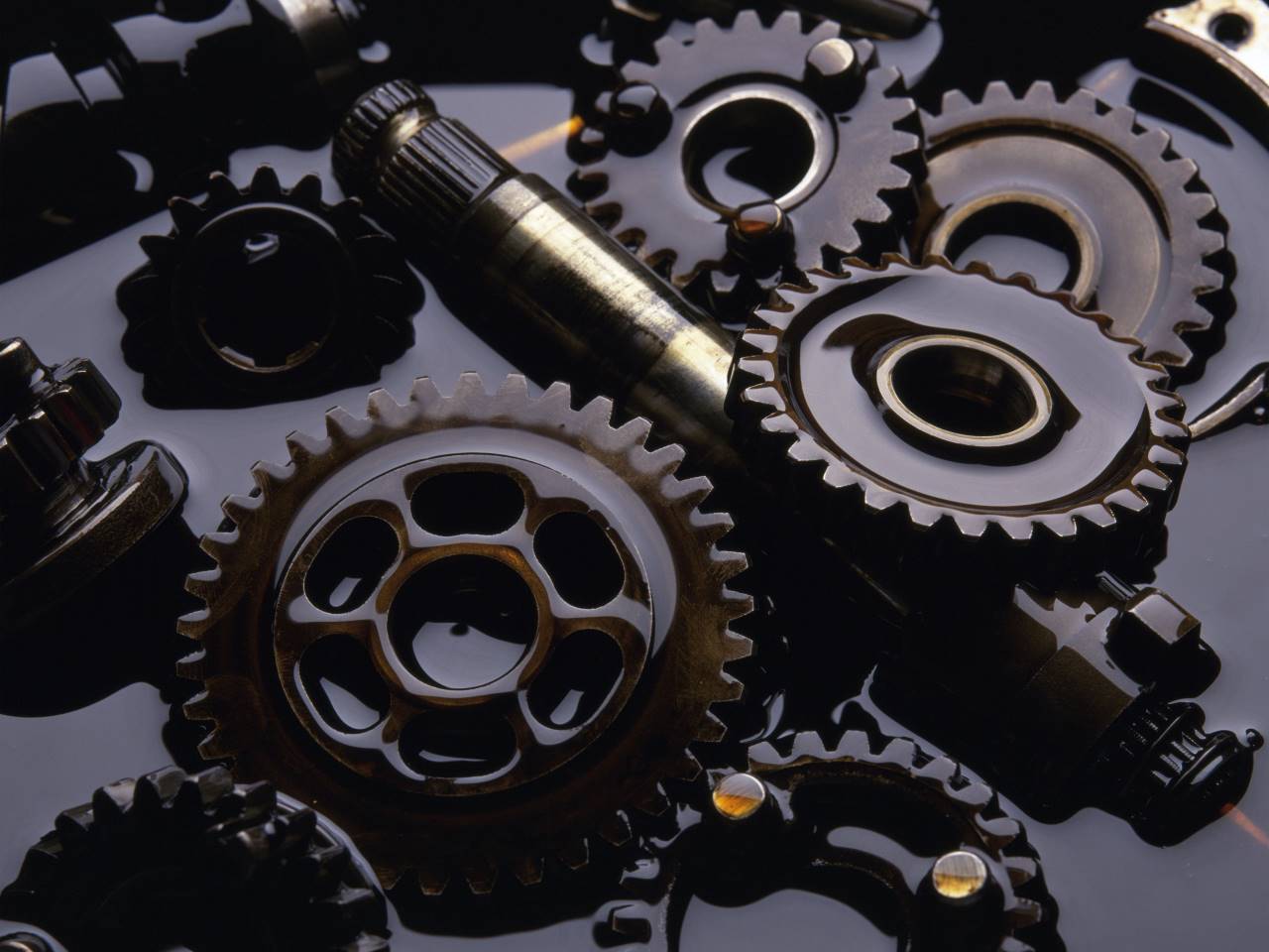 傳動件負責將動力從一個位置傳遞到另一個位置，是機械設備的「心臟血管系統」。 常見的機械五金傳動件包括：齒輪、鏈條、皮帶輪、聯軸器、萬向節等。 這類零件對精度與材質的要求相當高，因為它們必須在高速、高負載的環境下長期穩定運作。