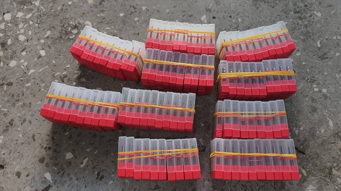 硬質合金銑刀在存放時，應避免刀刃相互碰撞，建議使用原廠刀座或個別插管保存。